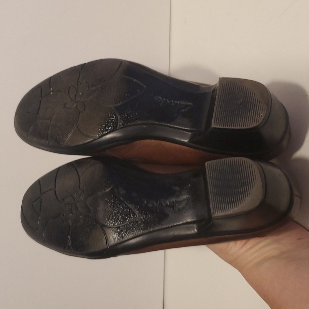 Clarks Brown Leather Closed Toe Block Heel Slip On Loafers Shoes Size 6.5M - Picture 8 of 9